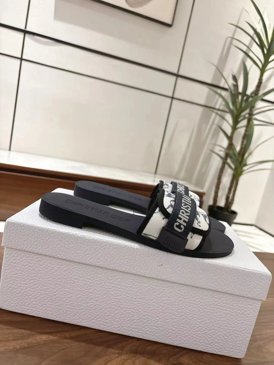 👟👟Ex-factory price 380👟👟 Dior D’s latest series of Velcro buckle sandals and slippers in new colors! Perfect reproduction of the original version, the most popular color matching fabric, super layered ▪️Original molded high-end TPU outsole (not ordinary rubber) ▪️Very comfortable and easy to walk. All upper materials are custom-made from the original ▪️3D electric embroidered three-dimensional cloth surface, very versatile, a must-have for lazy people in summer ▪️Number of yards: 35-41